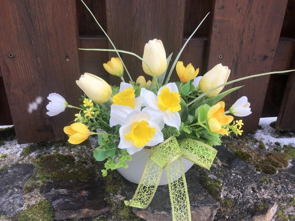 Jarní dekorace v proutěném hnízdě